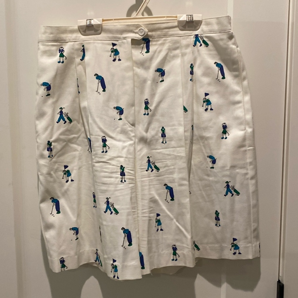 Elaine Benedict Ladies‎ Shorts.  Golfing Scene.  Size 14.  Side pockets.